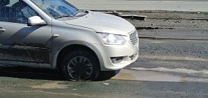 В Орске автомобили пробивают колеса, попадая в ямы