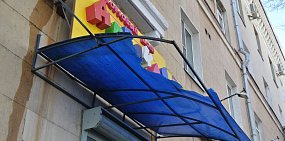 В Орске падающие с крыш глыбы льда пробивают козырьки