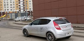 Утренний сюрприз: в Оренбурге автомобиль изрисовали маркерами 