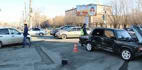 В Орске на пересечении улицы Тагильской и проспекта Ленина столкнулись три авто