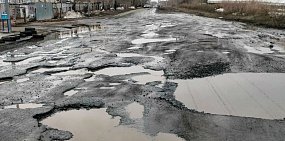«Асфальт напоминает поверхность Луны»: В Оренбурге «убитая» дорога не попала в план ремонта на 2021 год