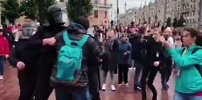 Протесты в Москве: людей арестовывают за бросок бутылкой, музыканты отказываются выступать на провластном концерте