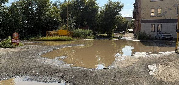В Орске уже много лет не могут справиться с лужей между многоэтажными домами