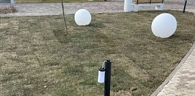 В Орске в сквере Пушкина вандалы опять сломали новый фонарь