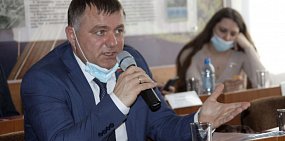 «Было бы правильно, по-мужски, вместе с партбилетом положить на стол и депутатский мандат». Орские единороссы прокомментировали выход Ращупкина из партии власти