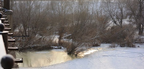Вода вышла на лед, видны трещины: Как выглядит поверхность Урала в Орске после увеличения сброса с Ириклы