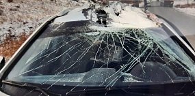 В Орске на крышу автомобиля из грузовика «КамАЗ» выпала металлическая конструкция