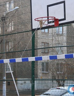 В Орске на детской площадке ребенок упал грудью на торчащие штыри