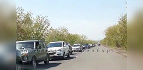 ﻿Сегодня в Оренбурге образовались пробки на подъездах к кладбищам (видео)