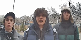 Оренбургские школьники поют в домофон, фото: скриншот с видео