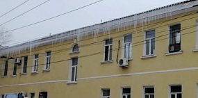 В Оренбурге с крыш домов свисают глыбы снега и льда
