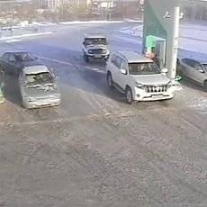 Внедорожник на одной из АЗС Орска, скриншот с видео