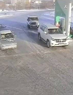 Внедорожник на одной из АЗС Орска, скриншот с видео
