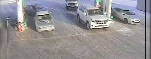 Внедорожник на одной из АЗС Орска, скриншот с видео