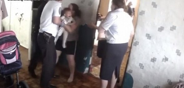 В Оренбургской области из семьи насильно изъяли маленьких детей (видео)