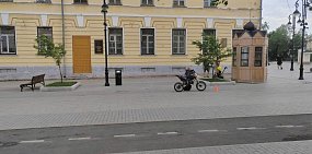 На пешеходной зоне улицы Советской Оренбурга подросток на питбайк сбил мужчину и его годовалого сына