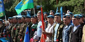 В Оренбурге ветераны ВДВ прошли по улице Советской и возложили цветы к Вечному огню