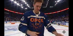 Хоккеист ЦСКА Владислав Каменев вышел на лед в джерси с надписью «Орск» и «Южный Урал»