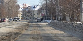 Почему на дорогах Орска убирают колею, а снежные валы нет?