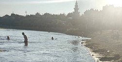 Жители Оренбурга продолжают купаться у Красной площади, несмотря на смерть 13-летней девочки