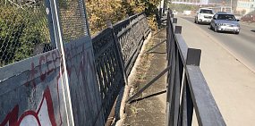 В Орске «отремонтировали» перила ограждения вдоль тротуара по гагаринскому путепроводу