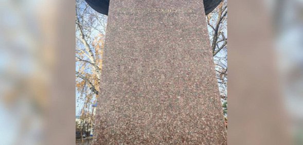 В Бузулуке с памятника космонавту, который был установлен более 40 лет назад, смылась надпись из золота