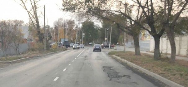 В Орске разметку нанесли на разбитую дорогу