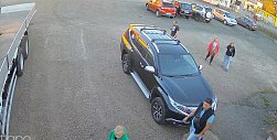 Отец вместе с мальчиком и его родителями, владельцем гаража, представителями ПДН на месте событий. Стоп-кадр с камер видеонаблюдения 