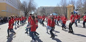 В Оренбурге студенты ОГАУ организовали флешмоб на улице Советской