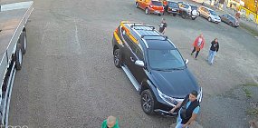 Отец вместе с мальчиком и его родителями, владельцем гаража, представителями ПДН на месте событий. Стоп-кадр с камер видеонаблюдения 