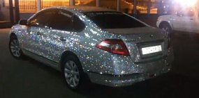 Жители Оренбурга обсуждают автомобиль Nissan, обильно украшенный стразами