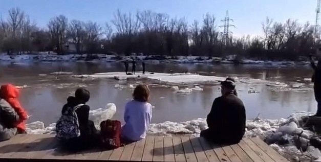 В Оренбурге троих подростков, которые хотели сделать фото на реке, унесло на льдине (видео)
