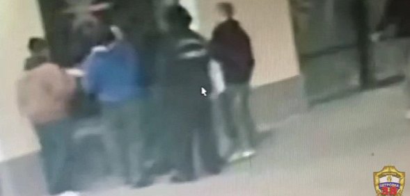 Момент драки. Источник: Стоп-кадр из видео УМВД России по Москве
