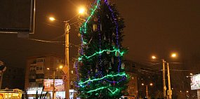 Елка на пересечении улицы Тагильской и проспекта Ленина; фото из архива 