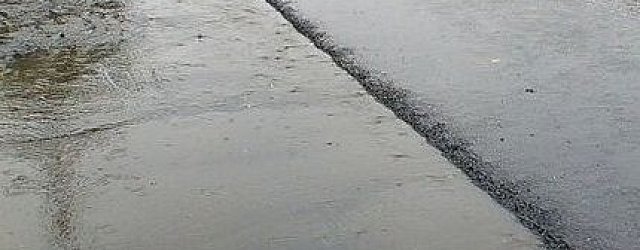 Поток воды на новой дороге в центре Орска не попадает в ливневки