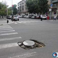 Яма на перекрестке улиц Краснознаменной и 9 Января, Оренбург, июль 2018