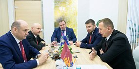 Евгений Солнцев на встрече с представителями ГК «Акрон Холдинг». Фото правительства региона 