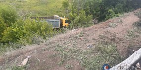 Во время страшного ДТП, которое произошло сегодня под Оренбургом, автомобили упали вниз с большой высоты