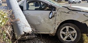 В Оренбурге автомобиль Toyota Corolla протаранил столб