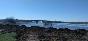 Из-за поднятия уровня в реке Илек вода начала подтапливать поселок Акбулак