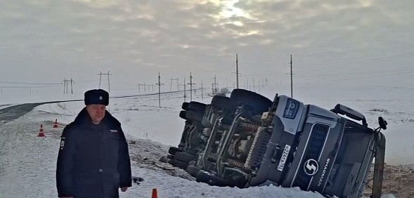 В Гайском округе на трассе перевернулся грузовой автомобиль, водитель погиб