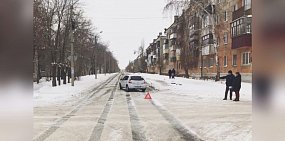 В Гае ребенок поскользнулся на тротуаре, выкатился на проезжую часть и попал под машину