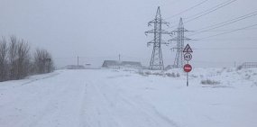Объездную дорогу в поселок Мостострой закрыли из-за снежных заносов