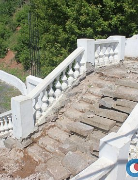 Глава Оренбурга предложил заменить ступени на спуске к Уралу на гранитные