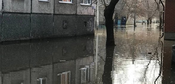 Во многих многоквартирных домах Орска, пострадавших от паводка 2024 года, до сих пор не привели в порядок подвалы
