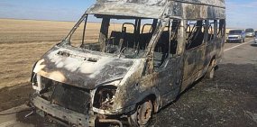 На трассе Орск — Адамовка на ходу загорелся микроавтобус