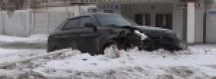 В Оренбурге легковой автомобиль снес шлагбаум у цирка