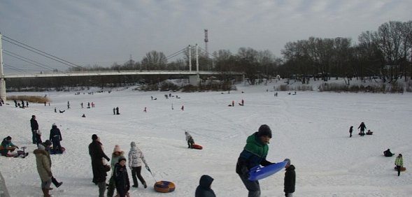 В Оренбурге сотни людей отдыхают на Набережной реки Урал