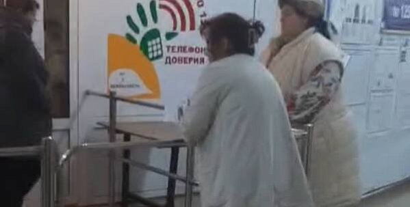 На избирательном участке. Стоп-кадр из видео