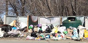 Орск все больше обрастает мусором: на некоторых площадках к контейнерам уже не подойти
